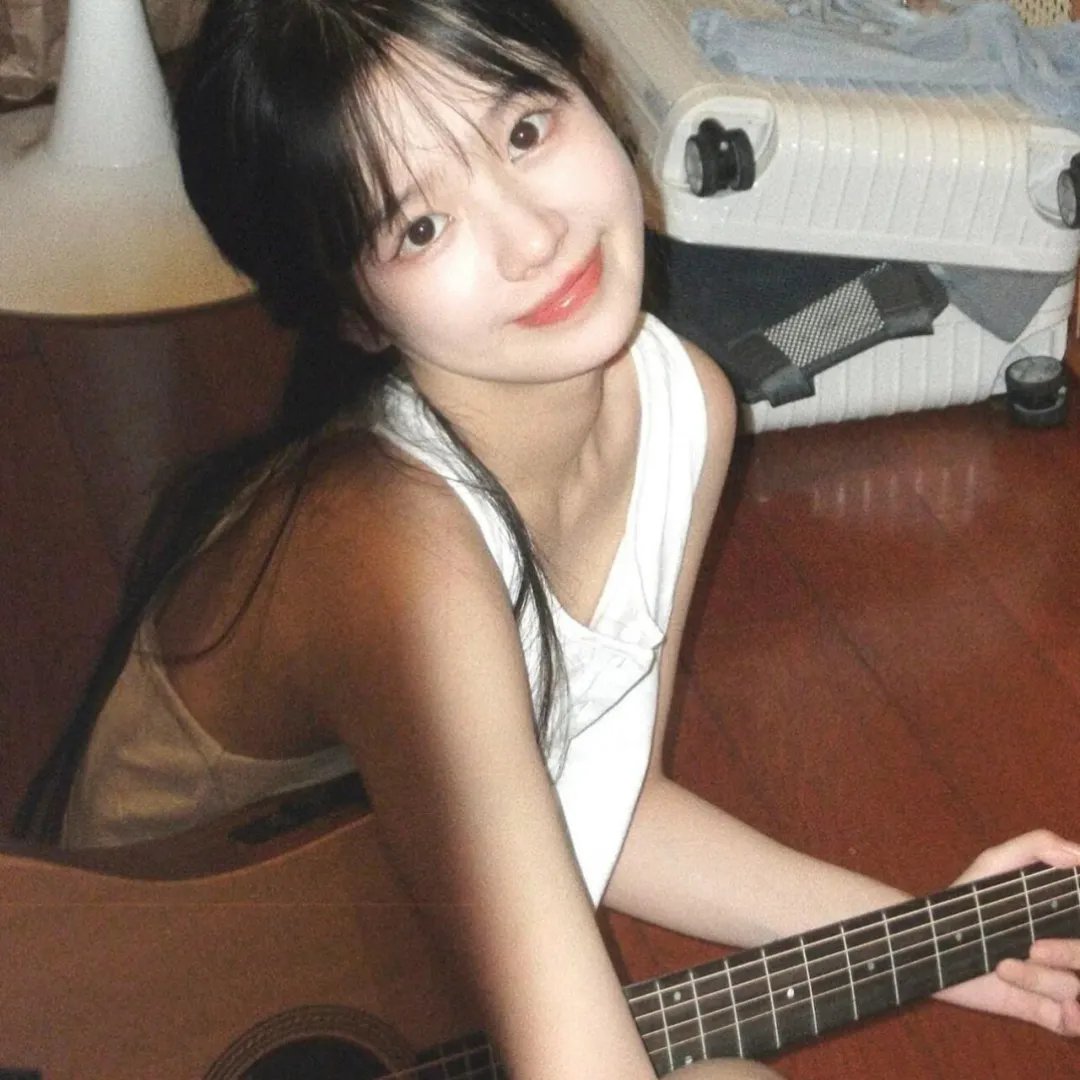 圆肚子女孩